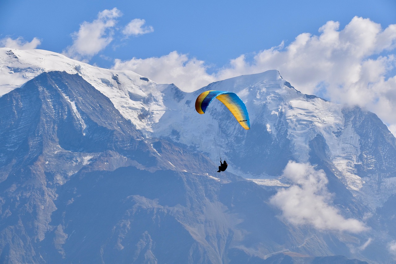 Long distance paragliding training in mountains